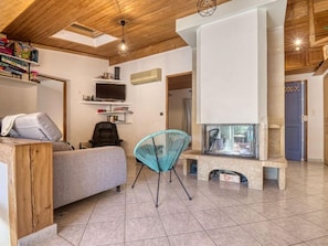 TV, fireplace