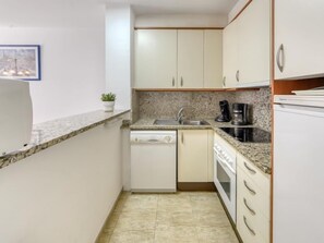 Kühlschrank, Mikrowelle, Ofen, Geschirrspüler