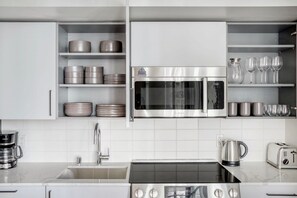 Kylskåp, mikrovågsugn, ugn och diskmaskin