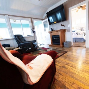 2 bedrooms, desk, iron/ironing board, travel cot - Lake Erie 2BR Lakefront | Sunroom & Beach Access (Ashtabula)