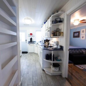 2 bedrooms, desk, iron/ironing board, travel crib - Lake Erie 2BR Lakefront | Sunroom & Beach Access (Ashtabula)