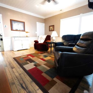TV, fireplace, offices - Lake Erie 2BR Lakefront | Sunroom & Beach Access (Ashtabula)