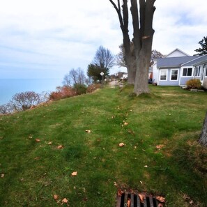 Property grounds - Lake Erie 2BR Lakefront | Sunroom & Beach Access (Ashtabula)