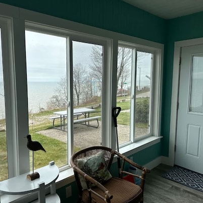 Lakeview - Cottage with scenic view of Lake Erie