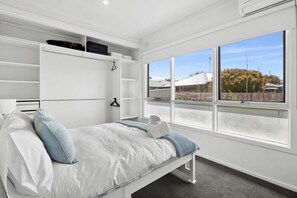 4 bedrooms, iron/ironing board, WiFi, bed sheets - Torquay Springs | Coastal Escape with Pool & Fire (Torquay)
