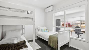4 bedrooms, iron/ironing board, WiFi, bed sheets