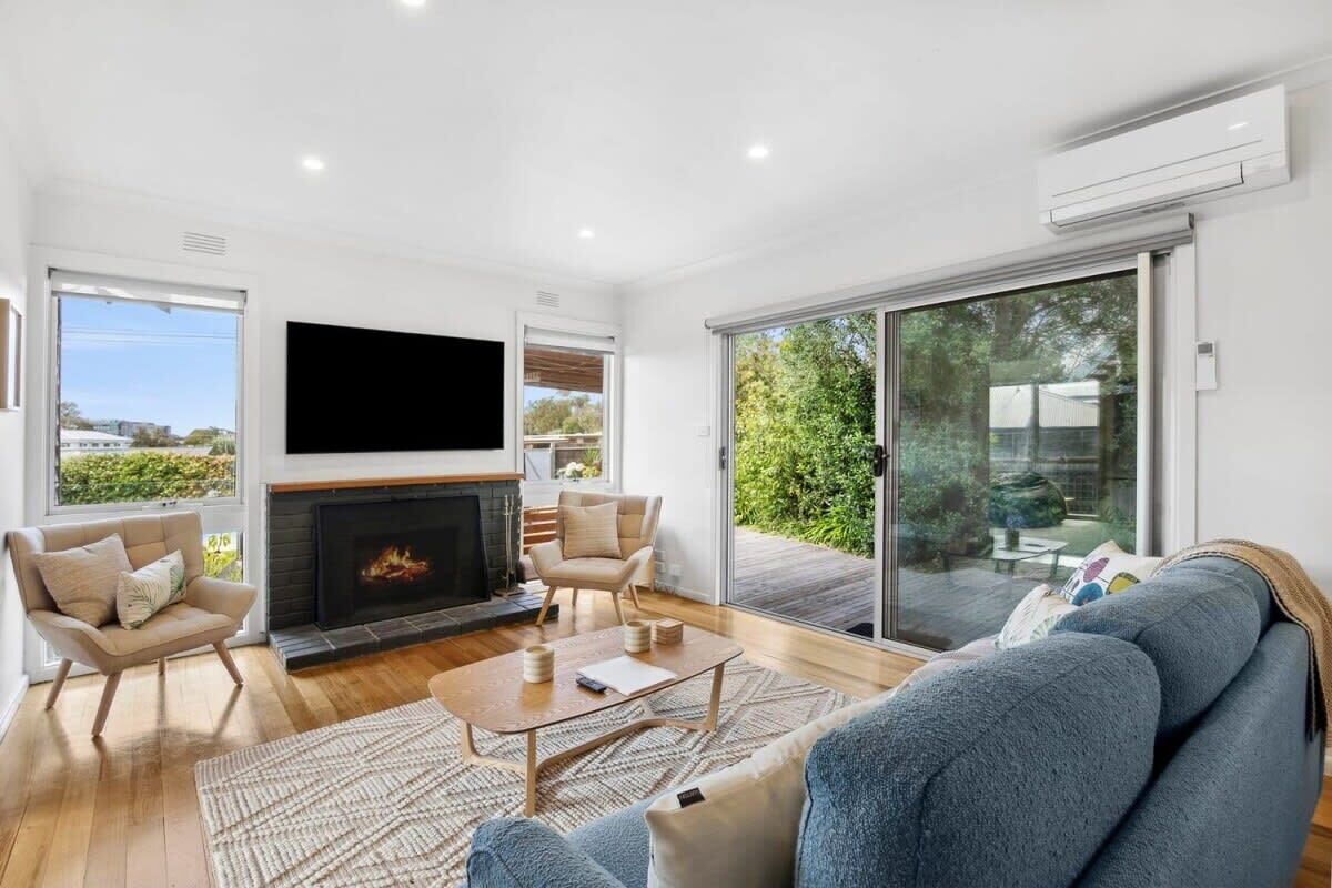 TV, fireplace, offices