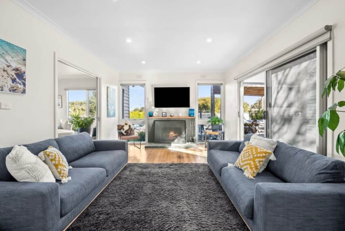 TV, fireplace, offices