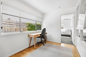 4 bedrooms, iron/ironing board, WiFi, bed sheets - Torquay Springs | Coastal Escape with Pool & Fire (Torquay)