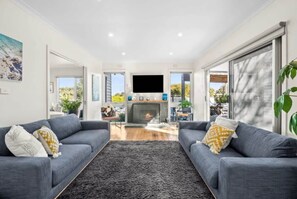 TV, peis og kontorer