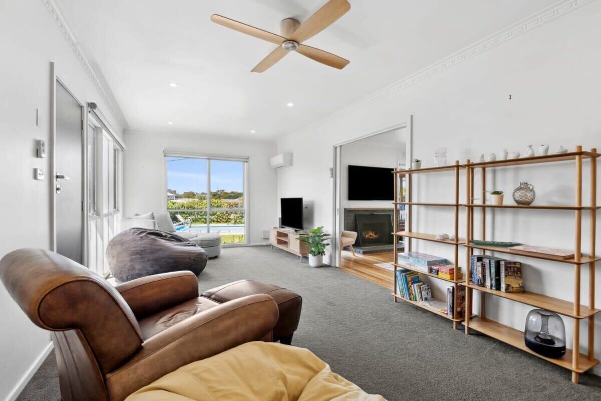 TV, fireplace, offices