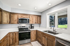 Fridge, microwave, dishwasher, cookware/dishes/utensils - Kahler Mountain Club (Leavenworth)