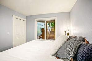 Une chambre à coucher avec un lit, une fenêtre et une porte.