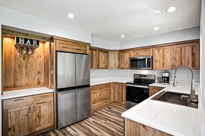 Fridge, microwave, dishwasher, cookware/dishes/utensils