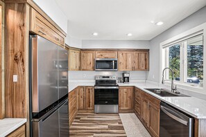Fridge, microwave, dishwasher, cookware/dishes/utensils