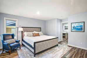 2 室のベッドルーム、客室ごとに異なるインテリア、ノートパソコン用作業スペース、WiFi (無料)