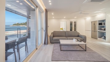 Basic Room, 1 Bedroom (B101(Ocean View / Private BBQ / Pool)) | 1 bedroom, free WiFi