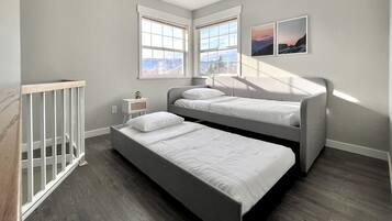 4 bedrooms, iron/ironing board, WiFi, bed sheets