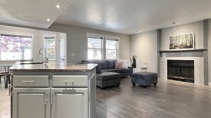 Interior - Hot tub + Bright and spacious home + 20 min to Ski —> Sleeps 13! (East Wenatchee)