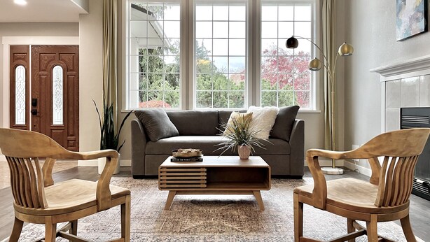 A living room with a sofa, two wooden chairs, a coffee table, and a fireplace. - Hot tub + Bright and spacious home + 20 min to Ski —> Sleeps 13! (East Wenatchee)