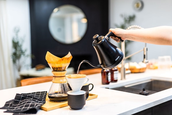 Kaffetrakter/tekoker, kjøleskap, mikrobølgeovn og ovn
