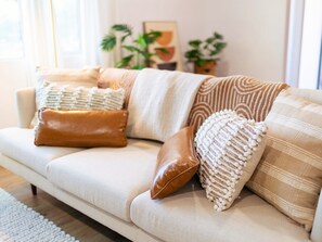 Smart-TV, Kamin, Bücher, Musikbibliothek