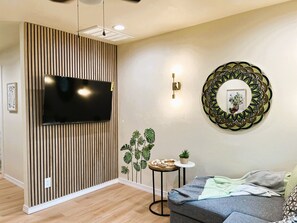 Living area - Planta Inn, Cozy apartment / Free wifi & parking/10 minutes from OU Hospital.  (Oklahoma City)