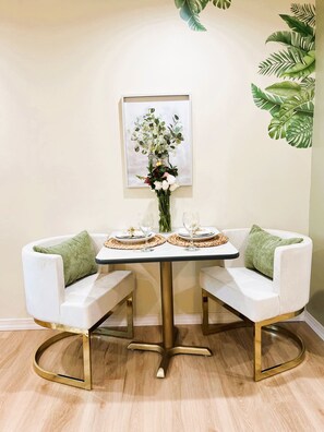 Dining - Planta Inn, Cozy apartment / Free wifi & parking/10 minutes from OU Hospital.  (Oklahoma City)