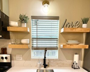 Private kitchen - Planta Inn, Cozy apartment / Free wifi & parking/10 minutes from OU Hospital.  (Oklahoma City)