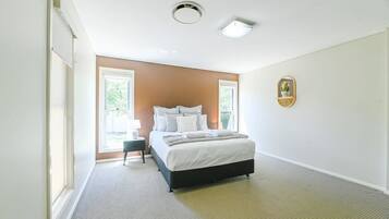 4 Schlafzimmer, Schreibtisch, Bügeleisen/Bügelbrett, Reisekinderbett