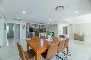 Dining - Southlakes Haven - Lake Views, Pets Allowed (Dubbo)