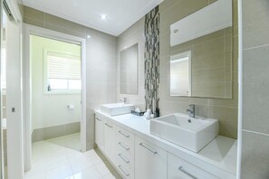 Unclassified image, 4 of 29, button - Southlakes Haven - Lake Views, Pets Allowed (Dubbo)