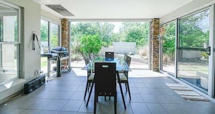 Southlakes Haven - Lake Views, Pets Allowed
