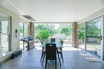 Southlakes Haven - Lake Views, Pets Allowed