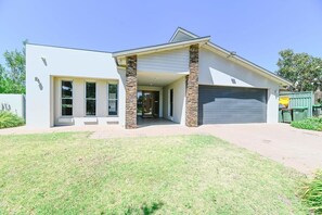 Exterior - Southlakes Haven - Lake Views, Pets Allowed (Dubbo)