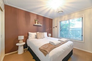 4 bedrooms, desk, iron/ironing board, travel cot