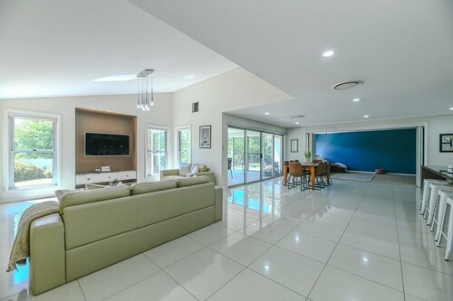 Southlakes Haven - Lake Views, Pets Allowed