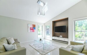 Fernseher, DVD-Player, Stereoanlage, Arbeitsbereiche