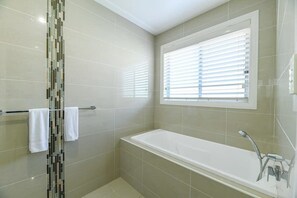 Shower, hair dryer, towels, shampoo - Southlakes Haven - Lake Views, Pets Allowed (Dubbo)