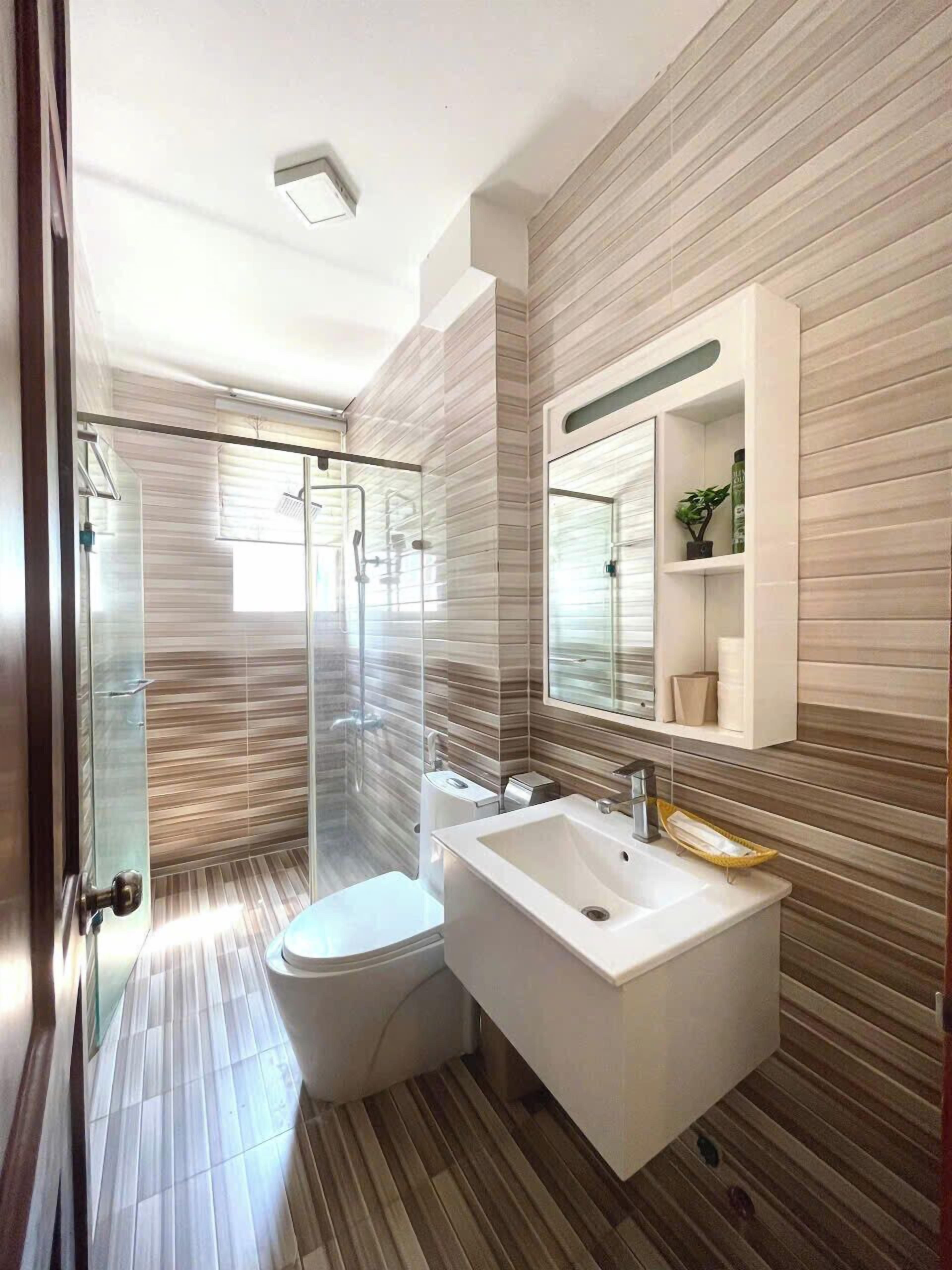 Regadera, regadera con hidromasaje, amenidades de baño de diseñador 