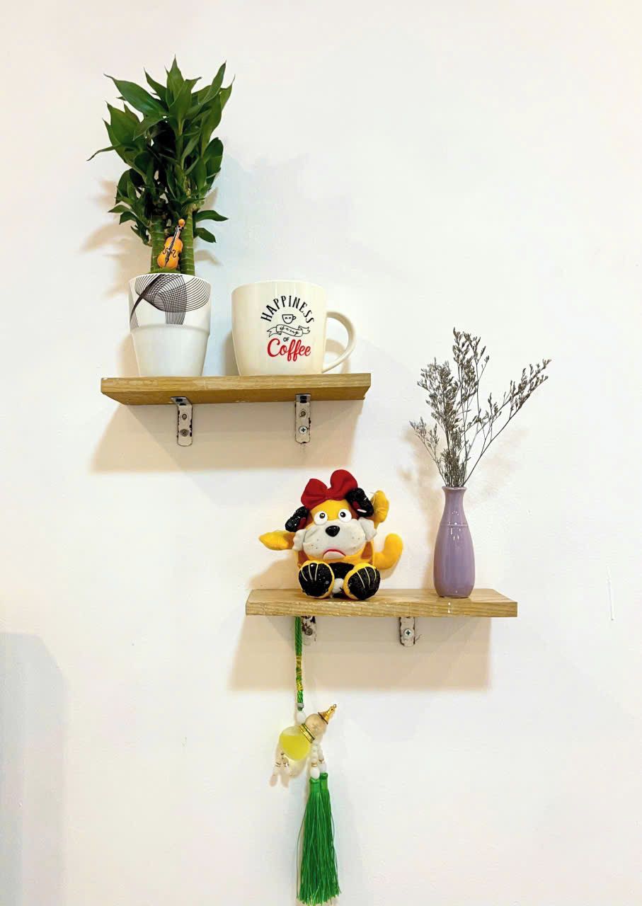 Tres repisas fijas a la pared con diversos objetos decorativos.