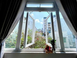Deluxe dubbelrum eller tvåbäddsrum - 2 queensize-sängar - utsikt mot staden | Sängtillbehör av högsta kvalitet, duntäcken och memory foam-madrasser