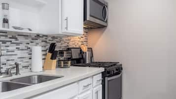 Køleskab, mikrobølgeovn, ovn, kogeplade