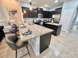 Køleskab, mikrobølgeovn, ovn, kogeplade