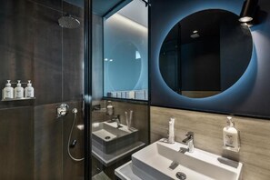 Secador de pelo, jabón y papel higiénico