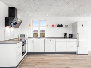 Kjøleskap, mikrobølgeovn, ovn og oppvaskmaskin