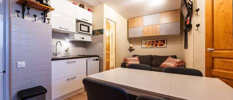 Kühlschrank, Mikrowelle, Ofen, Geschirrspüler