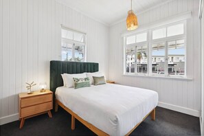 3 bedrooms, iron/ironing board, WiFi, bed sheets - Tranquil 3-Bed Family Home with Spacious Backyard (Nundah)