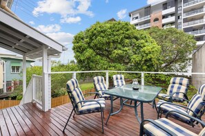Outdoor dining - Tranquil 3-Bed Family Home with Spacious Backyard (Nundah)