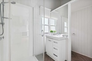 Shower, hair dryer, towels, shampoo - Tranquil 3-Bed Family Home with Spacious Backyard (Nundah)